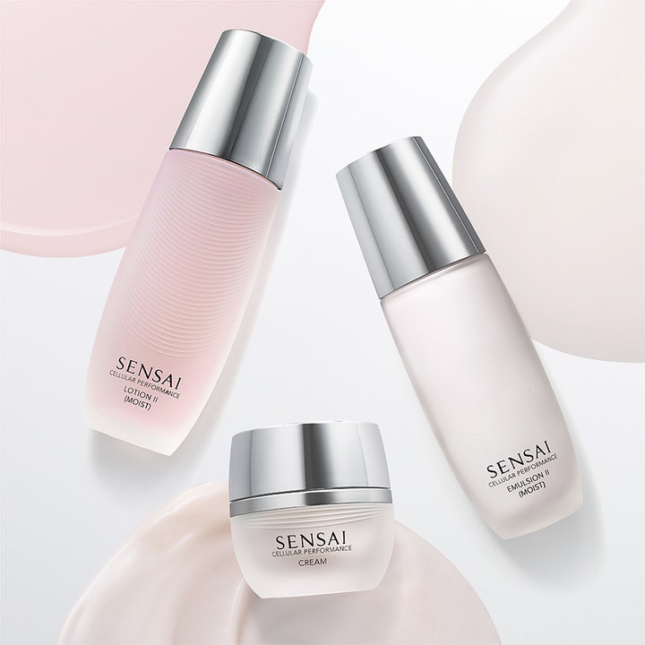 Sensai Cellular Performance Cream 40 ml dagcreme i hvid krukke med sølvlåg vist på bløde lyserøde teksturstrøg.