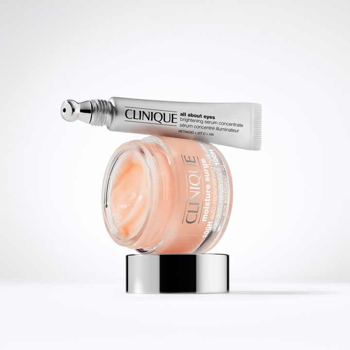 Clinique Moisture Surge 100H 125 ml fugtgivende ansigtscreme krukke med ferskenfarvet gel og All About Eyes serum.
