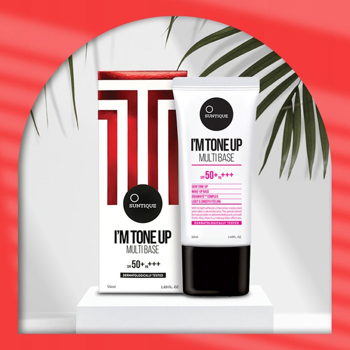 Suntique I’m Tone Up Multi Base 50 ml solcreme i hvid tube og æske på rød baggrund med palmeblade