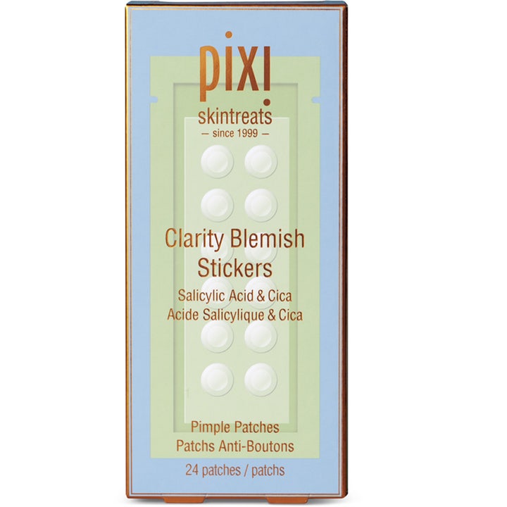 Pixi Clarity Blemish Stickers 24 stk mod urenheder er små gennemsigtige bumseplastre med salicylsyre i en lyseblå æske.