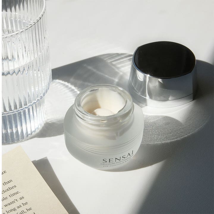 Sensai Cellular Performance Eye Contour Cream 15 ml fugtgivende øjencreme i åben frostet glaskrukke med sølvlåg.