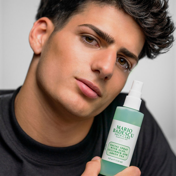 Mario Badescu Facial Spray Aloe, Cucumber & Green Tea 118 ml opfriskende face mist i hænderne på en ung mand.