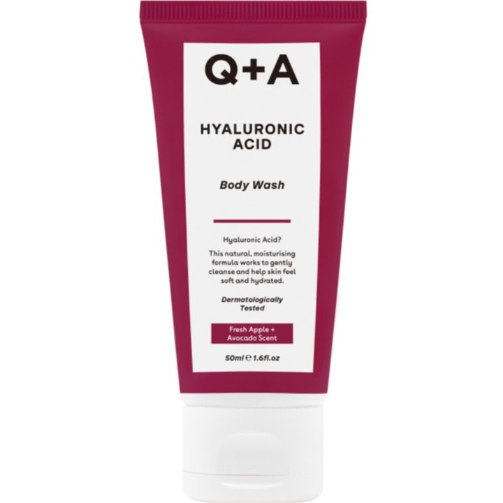 Q+A Hyaluronic Acid Body Wash 50ml fugtgivende kropsvask i en mørkerød tube med hvid etiket og hvidt låg.