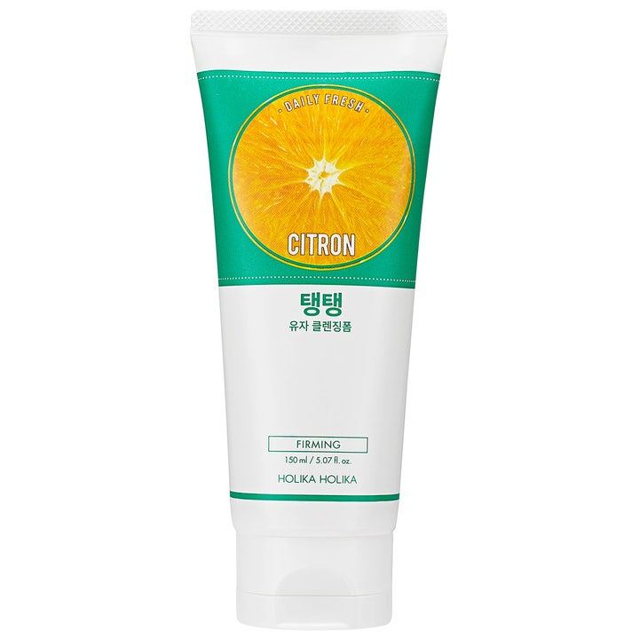 Holika Holika Daily Fresh Citron 150 ml opstrammende renseskum i hvid tube med grønt bånd og en citronskive