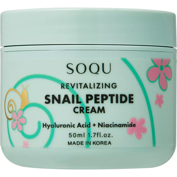 SOQU Revitalizing Snail Peptide Cream 50 ml revitaliserende ansigtscreme i lysegrøn krukke med lyserøde blomster