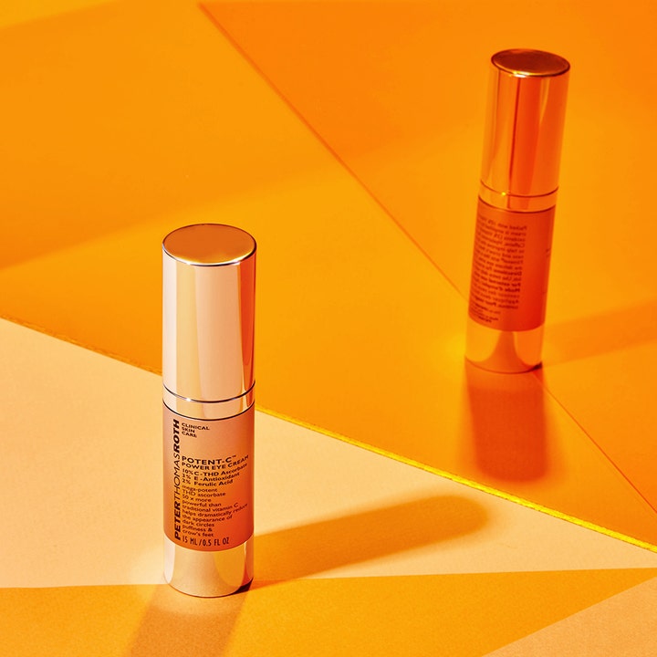 Peter Thomas Roth Potent C Eye Cream 15 ml lysner mørke rande i en elegant sølvfarvet flaske på orange baggrund
