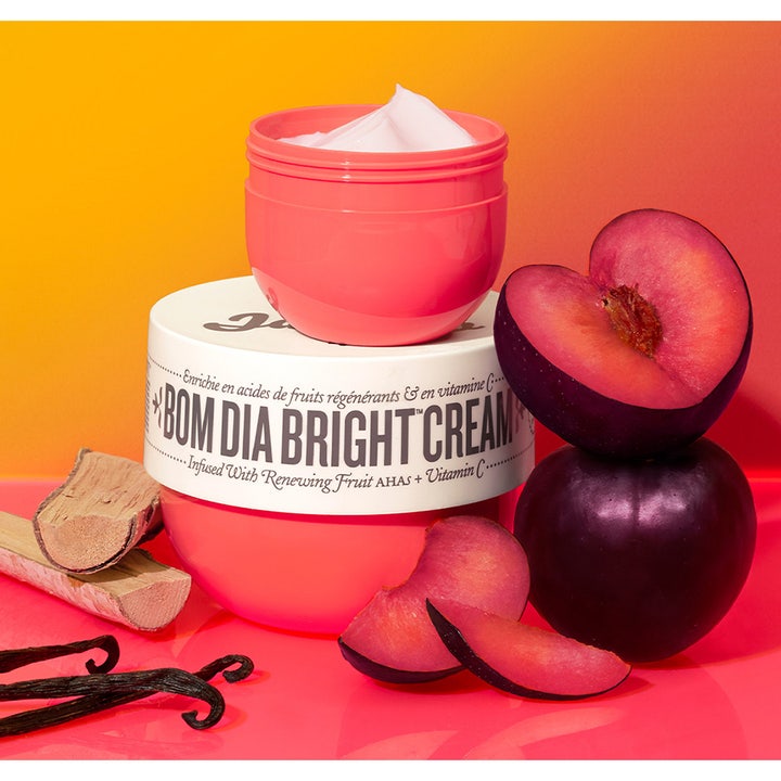 Sol de Janeiro Bom Dia Bright Cream 240 ml eksfolierende bodylotion i lyserød krukke med hvid creme og blommer