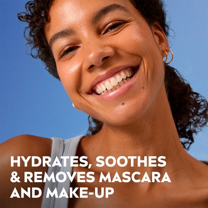 NIVEA Gentle Eye Make-Up Remover 125 ml fugtgivende sminkefjerner på smilende kvinde med teksten Hydrates & Soothes.