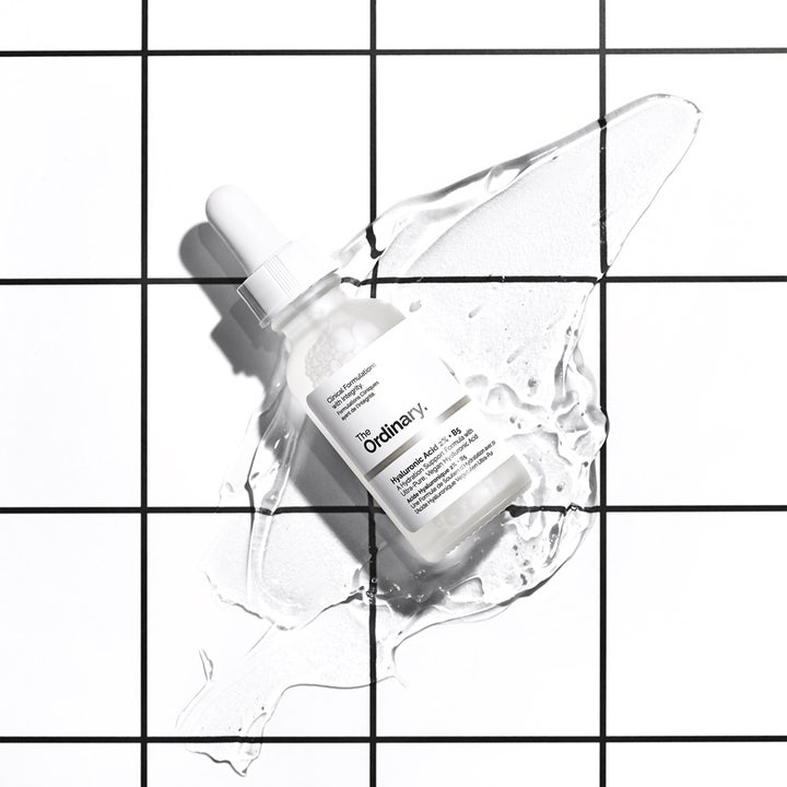 The Ordinary Hyaluronic Acid 2% + B5 30 ml fugtgivende serum i glasflaske med klar geltekstur på hvide fliser