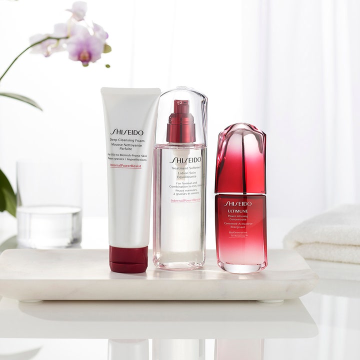 Shiseido Defend Clarifying Cleansing Foam 125 ml rengøringsskum i hvid tube vist i en lys hudplejerutine