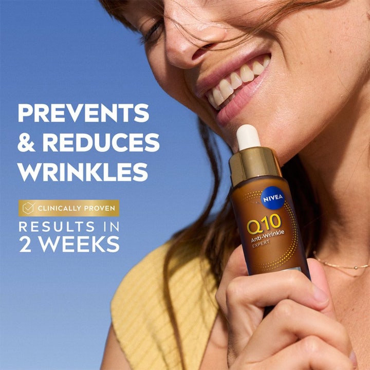NIVEA Q10 Anti-Wrinkle Expert 30 ml serum mod rynker i brun glasflaske med pipette holdt af en hånd
