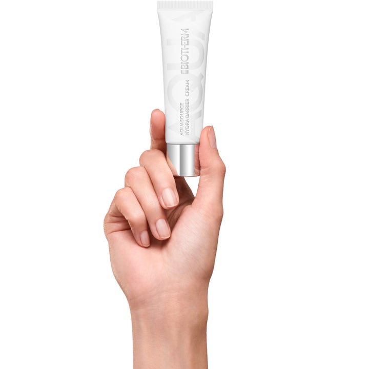 Biotherm Aquasource Hydra Barrier Cream 30 ml fugtgivende dagcreme i hvid tube holdt af en hånd