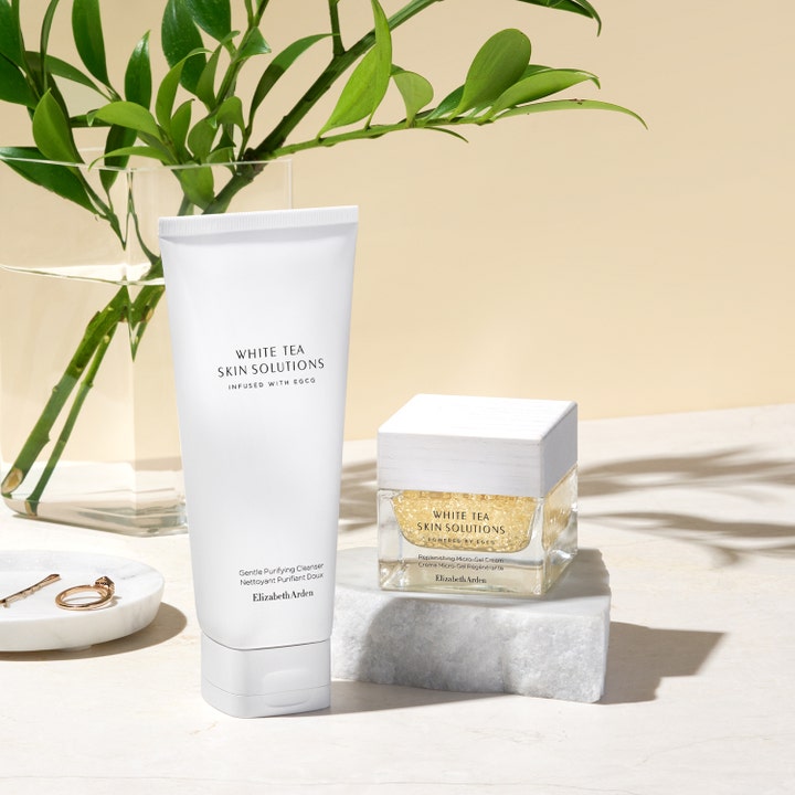 Elizabeth Arden White Tea Skin Purifying Cleanser 125 ml rensende ansigtsgel i hvid tube ved siden af en krukke creme.