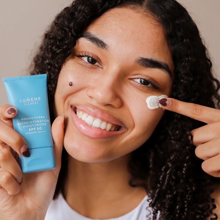 Lumene Nordic Hydra Fresh Hydration Moisturizer 50 ml SPF50 ansigtscreme påføres af smilende kvinde
