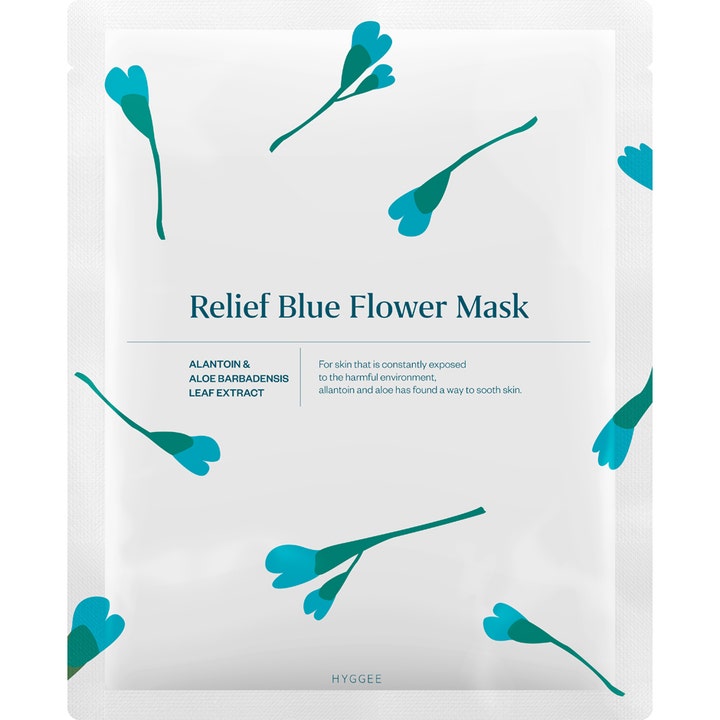 Hyggee Relief Blue Flower Mask 1 stk beroligende sheetmaske i hvid pakke med blå blomstermotiver
