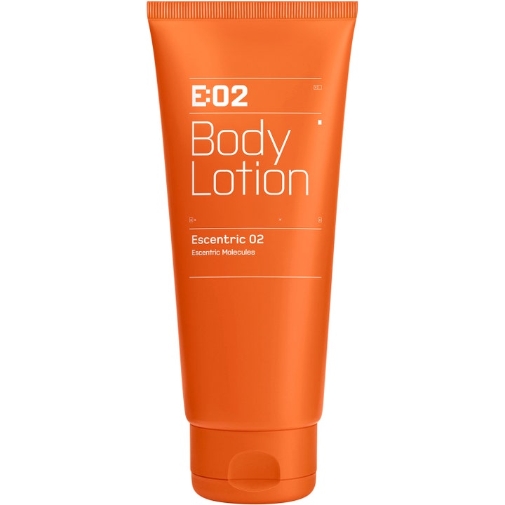 Escentric Molecules Escentric 02 Body Lotion fugtgivende kropspleje i en klar orange tube med hvid tekst.
