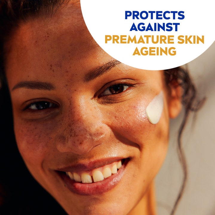 NIVEA Sun UV Face Shine Control 50 ml solcreme påføres en smilende kvinde og beskytter mod hudens aldring.