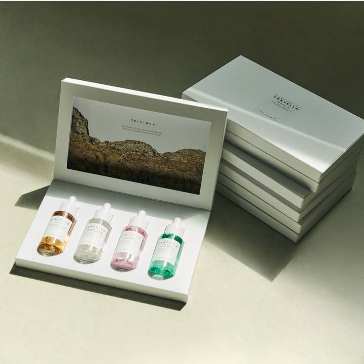 SKIN1004 Madagascar Centella Ampoule Kit 120 ml hudplejesæt i hvid æske med fire farverige serumflasker med pipetter.