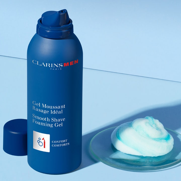 Clarins Clarins Men Shave Gel 150 ml giver en behagelig barbering vist som lyseblåt skum ved siden af blå flaske.