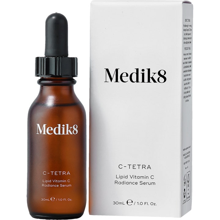 Medik8 C-Tetra Serum 30 ml glødgivende vitamin C-serum i brun glasflaske med sort pipette og hvid yderæske