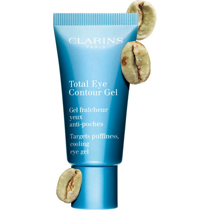 Clarins Total Eye Gel 20 ml kølende øjengel mod hævelser i blå tube omgivet af naturlige grønne kaffebønner.