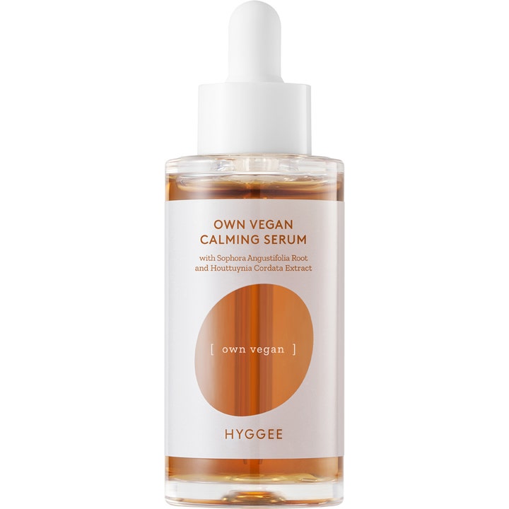HYGGEE Own Vegan Calming Serum 50ml beroligende vegansk serum med ravfarvet væske i klar flaske med hvid pipette