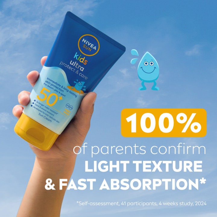 NIVEA Kids Ultra Protect & Play 150 ml solcreme SPF 50 på barnets hoved mod blå himmel baggrund