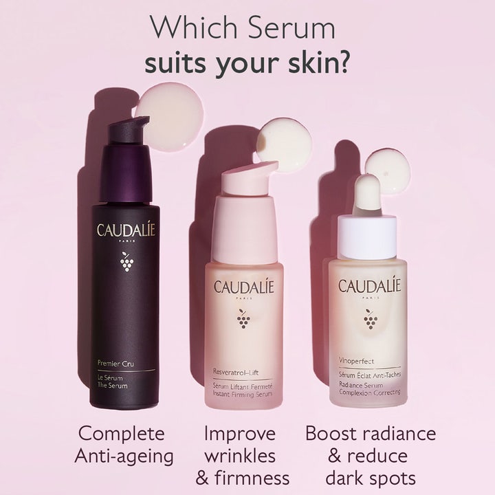 Caudalie The Serum 30 ml anti-ageing ansigtsserum i lilla, lyserød og hvid flaske på lyserød baggrund