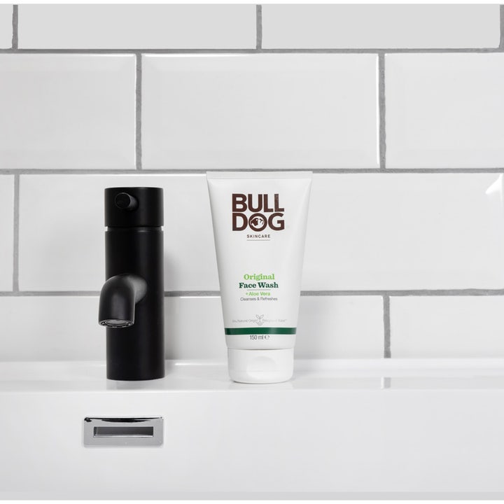 Bulldog Original Face Wash 150 ml opfriskende ansigtsvask med aloe vera i hvid tube ved en sort vandhane