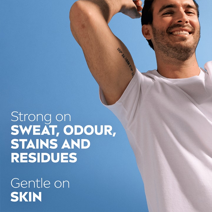 NIVEA MEN Invisible Black & White 50 ml roll-on deodorant mod sved og lugt vist med smilende mand i hvid t-shirt
