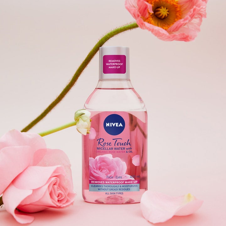 NIVEA Rose Care Micellar Water 400 ml ansigtsrens fjerner vandfast makeup vist i klar flaske med lyserøde roser