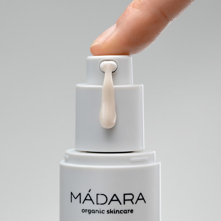 MÁDARA Botanic Niacinamide Alternative 5in1 Serum 30 ml udglattende serum med cremet tekstur fra hvid pumpe