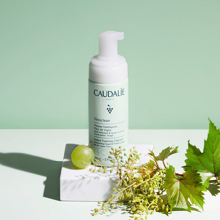 Caudalie Vinoclean Instant Foaming Cleanser 150 ml hvidt rengøringsskum i pumpeflaske med grønne vindruer og blade