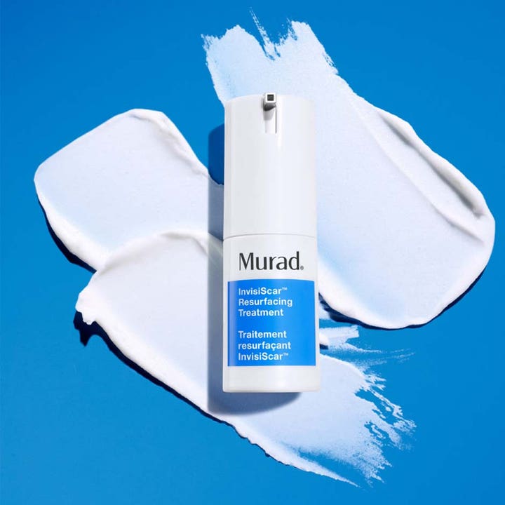 Murad Invisiscar Blemish Scar Treatment 15 ml spot treatment mod ar med cremet tekstur på blå baggrund.