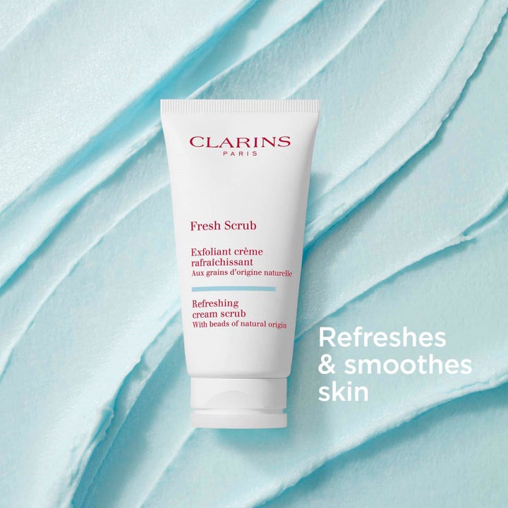 Clarins Fresh Scrub 50 ml ansigtsskrub i hvid tube på lyseblå cremet tekstur der opfrisker og udglatter huden