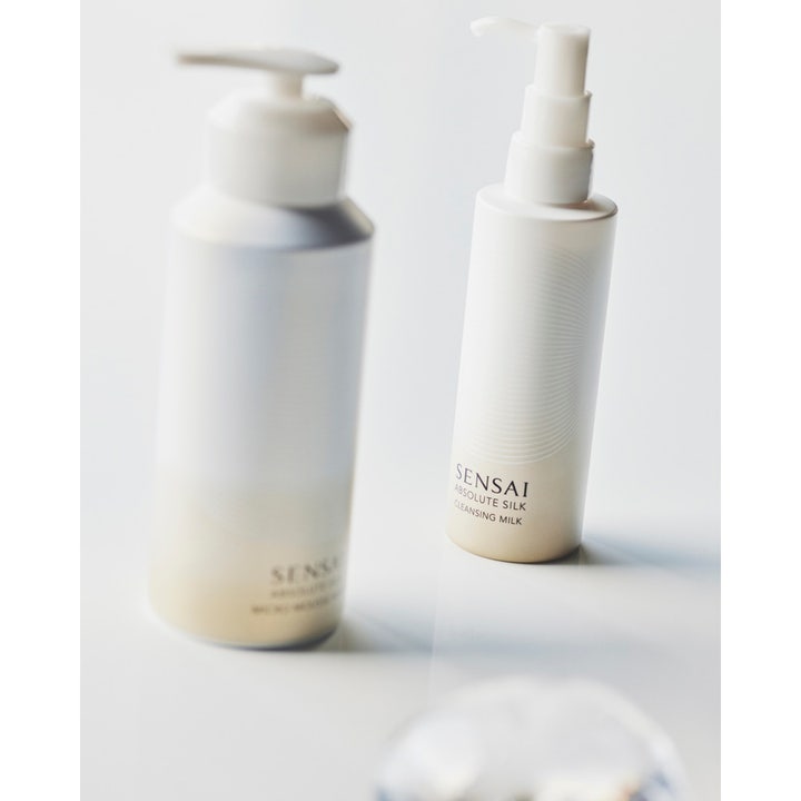 Sensai Absolute Silk Cleansing Milk 150 ml rensemelk i en elegant hvid pumpeflaske med perlemorsfinish.