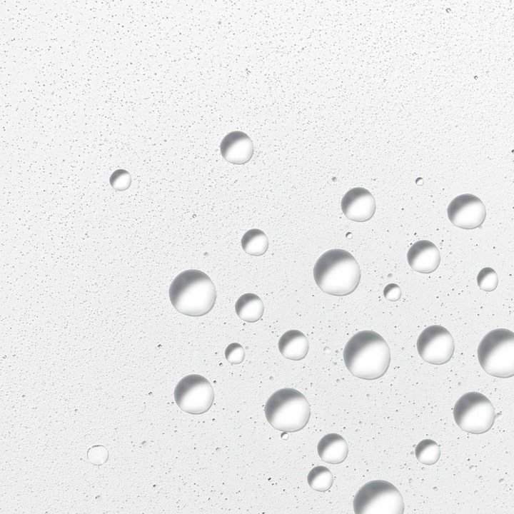 Dermalogica Hyaluronic Ceramide Mist 150 ml fugtgivende face mist viser en let tekstur af klare vanddråber.