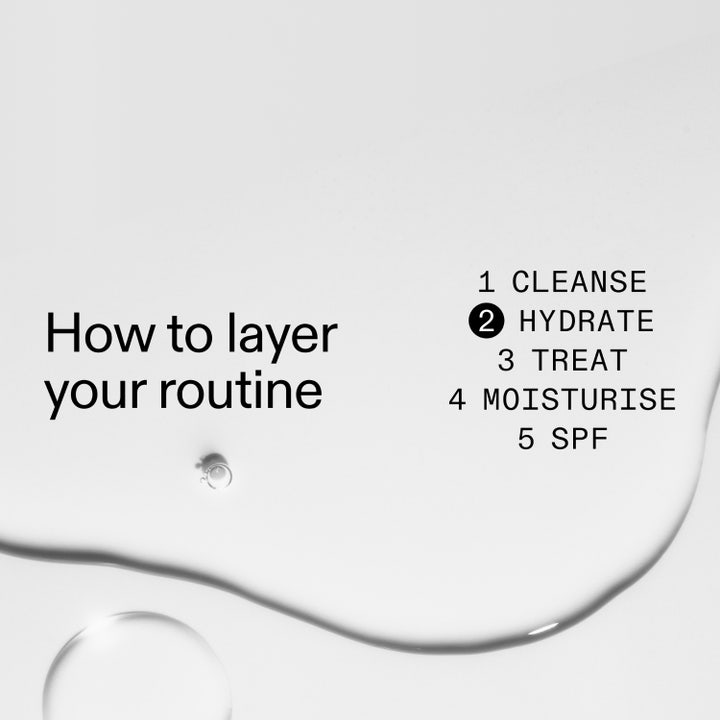 The INKEY List Hyaluronic Acid Serum 60 ml fugtgivende hyaluronsyreserum viser trin 2 i rutinen over klar konsistens