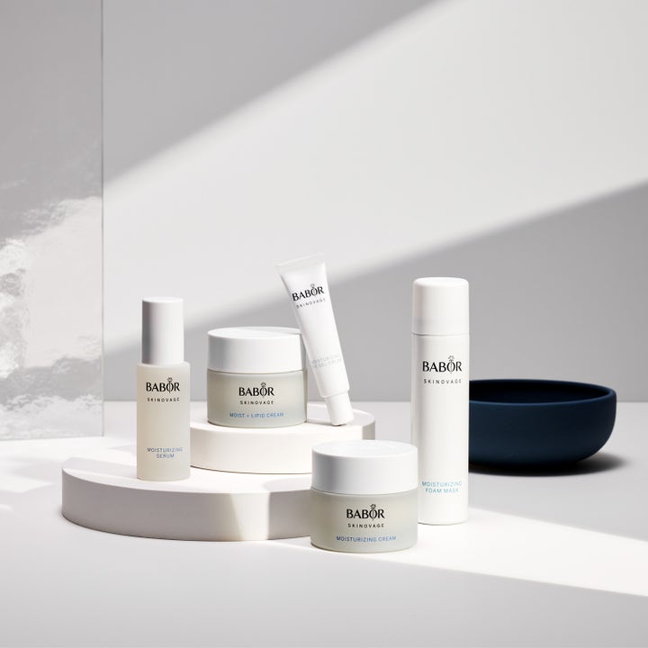 Babor Moisturizing Serum 30 ml fugtgivende ansigtsserum i hvid pumpeflaske vist med Skinovage serien på podier