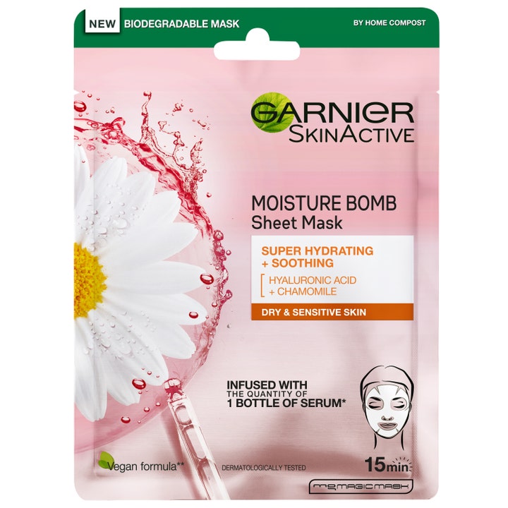 Garnier SkinActive Moisture Bomb Sheet Mask 1 stk beroligende ansigtsmaske der giver fugt i lyserød sachet med hvid blomst.