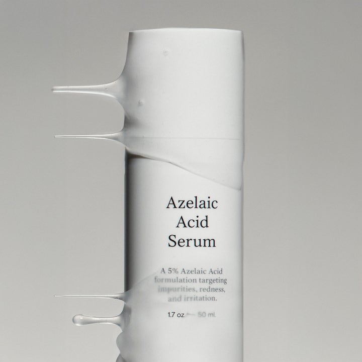 Jorgobé 5% Azelaic Acid Treatment 50 ml serum mod rødme i hvid flaske dækket af en tyk hvid creme.