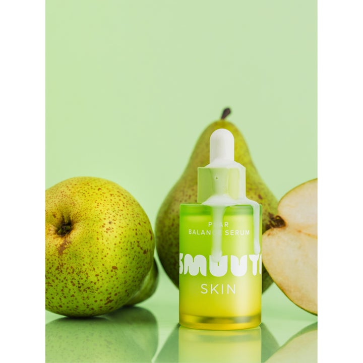 Smuuti Skin Pear Balance Serum 30 ml balancerende serum i grøn glasflaske med hvid tekstur omgivet af friske pærer
