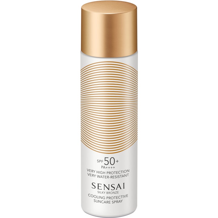 Sensai Silky Bronze Cooling Protective Suncare Spray SPF 50+ giver kølende solbeskyttelse i hvid sprayflaske med guldlåg.