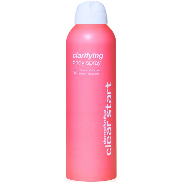 Dermalogica Clear Start Clarifying Body Spray 177ml mod uren hud i en høj lyserød sprayflaske med hvid hætte.