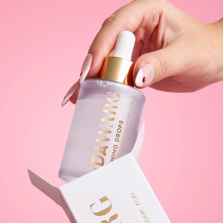IDA WARG Beauty Tanning Drops 45 ml selvbruner i frostet glasflaske med guldlåg der løftes op fra sin hvide æske