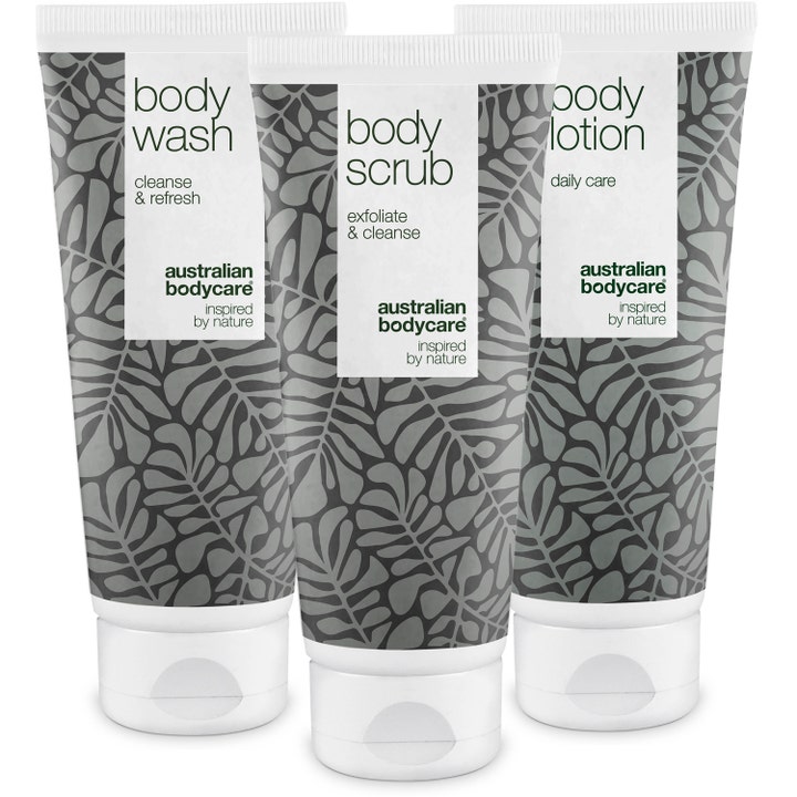 Australian Bodycare Body Wash, Body Scrub og Body Lotion i hvide tuber med gråt bladmønster der renser og fugter huden