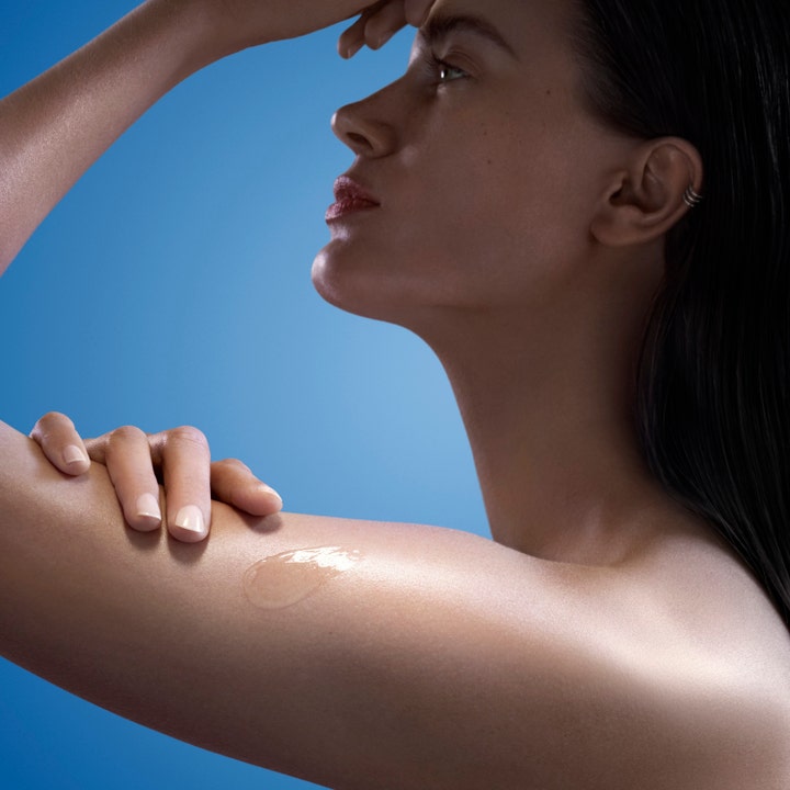 Biotherm Biocorps Body Serum 200 ml fugtgivende kropsserum med en klar geltekstur på huden mod blå baggrund