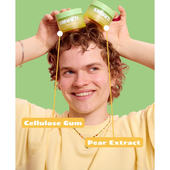 Smuuti Skin Pear Cleansing Balm 100 ml ansigtsrens med pære-ekstrakt holdes af en smilende person.