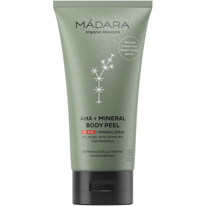 Mádara AHA + Mineral Body Peel kropspeeling mod ru hud i en mat grøn tube med hvidt plantemønster og sort låg