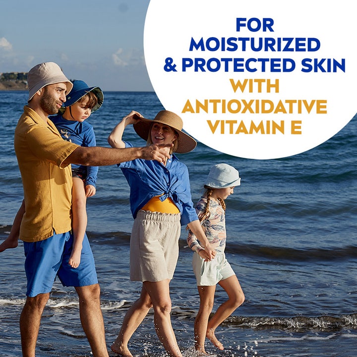 NIVEA Protect & Moisture Sun Lotion 200 ml solcreme med E-vitamin på en gående familie ved stranden